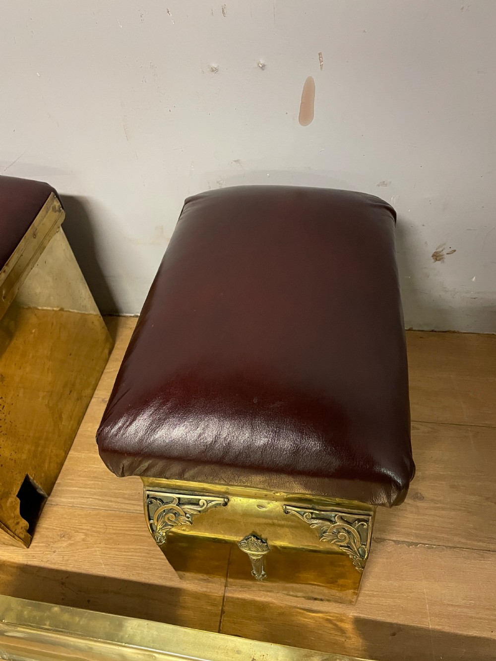 Edwardian adjustable brass and leather box club fender View XI