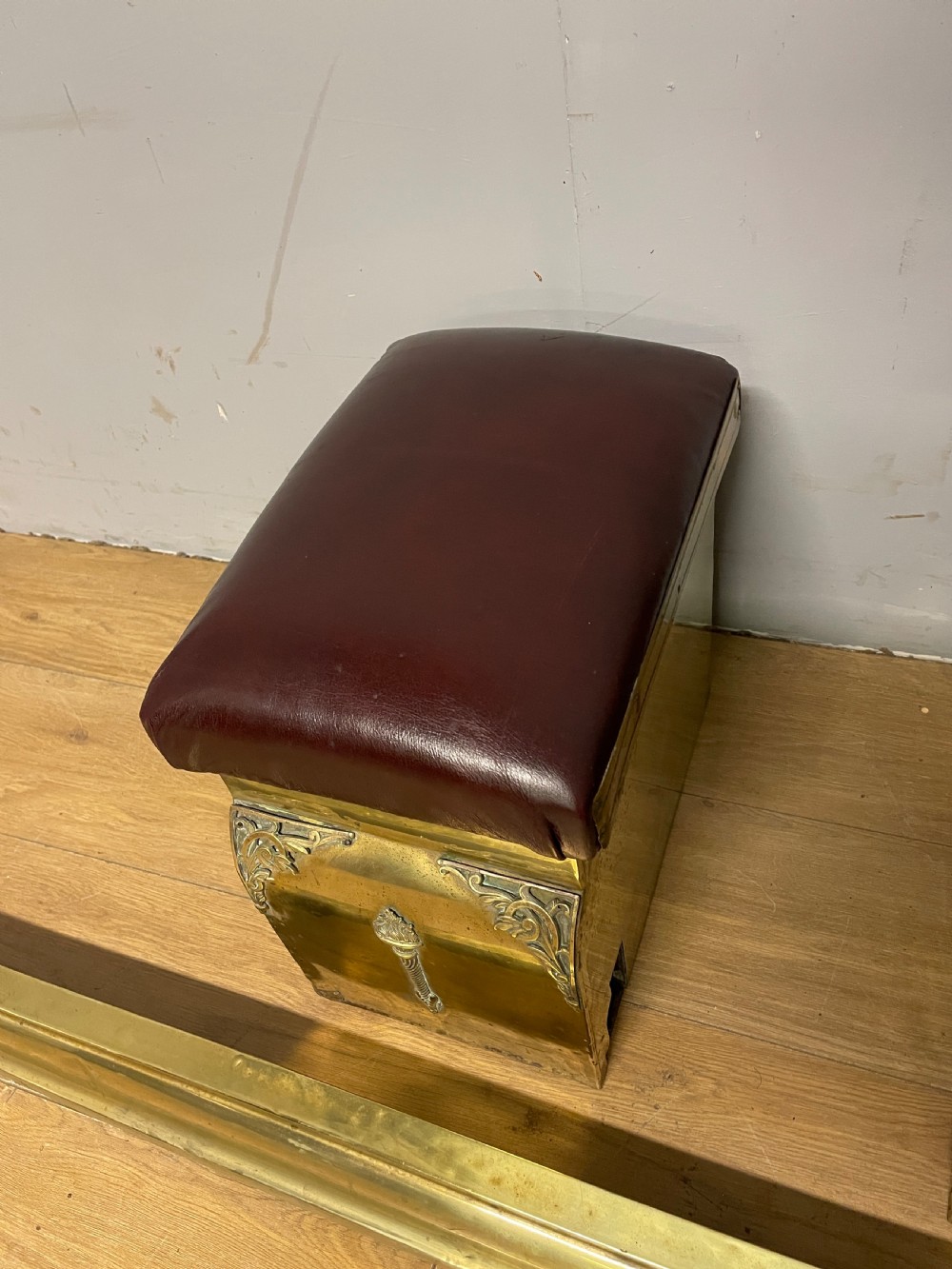 Edwardian adjustable brass and leather box club fender View XII