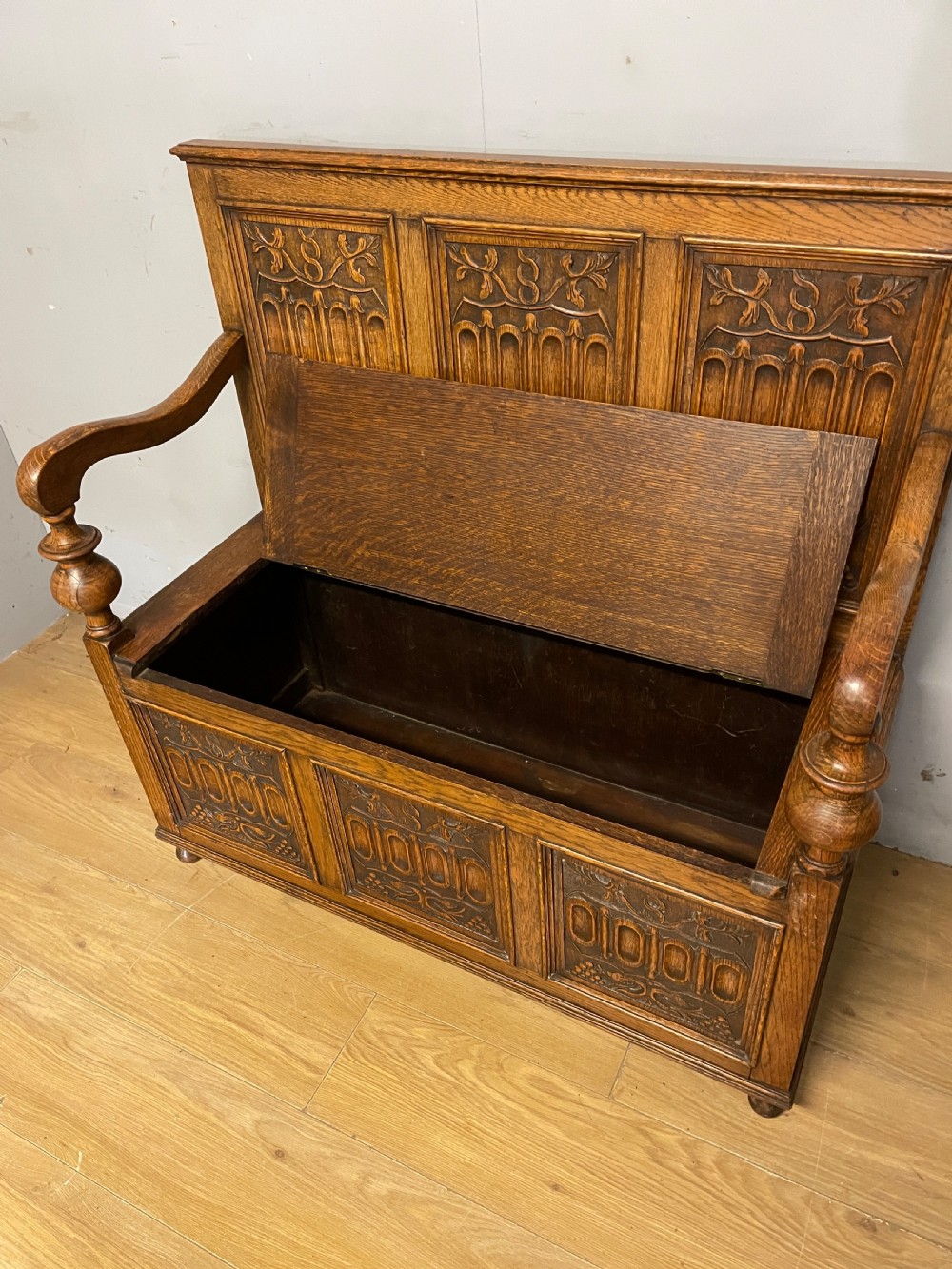 Arts and Crafts golden oak carved box settle  View V