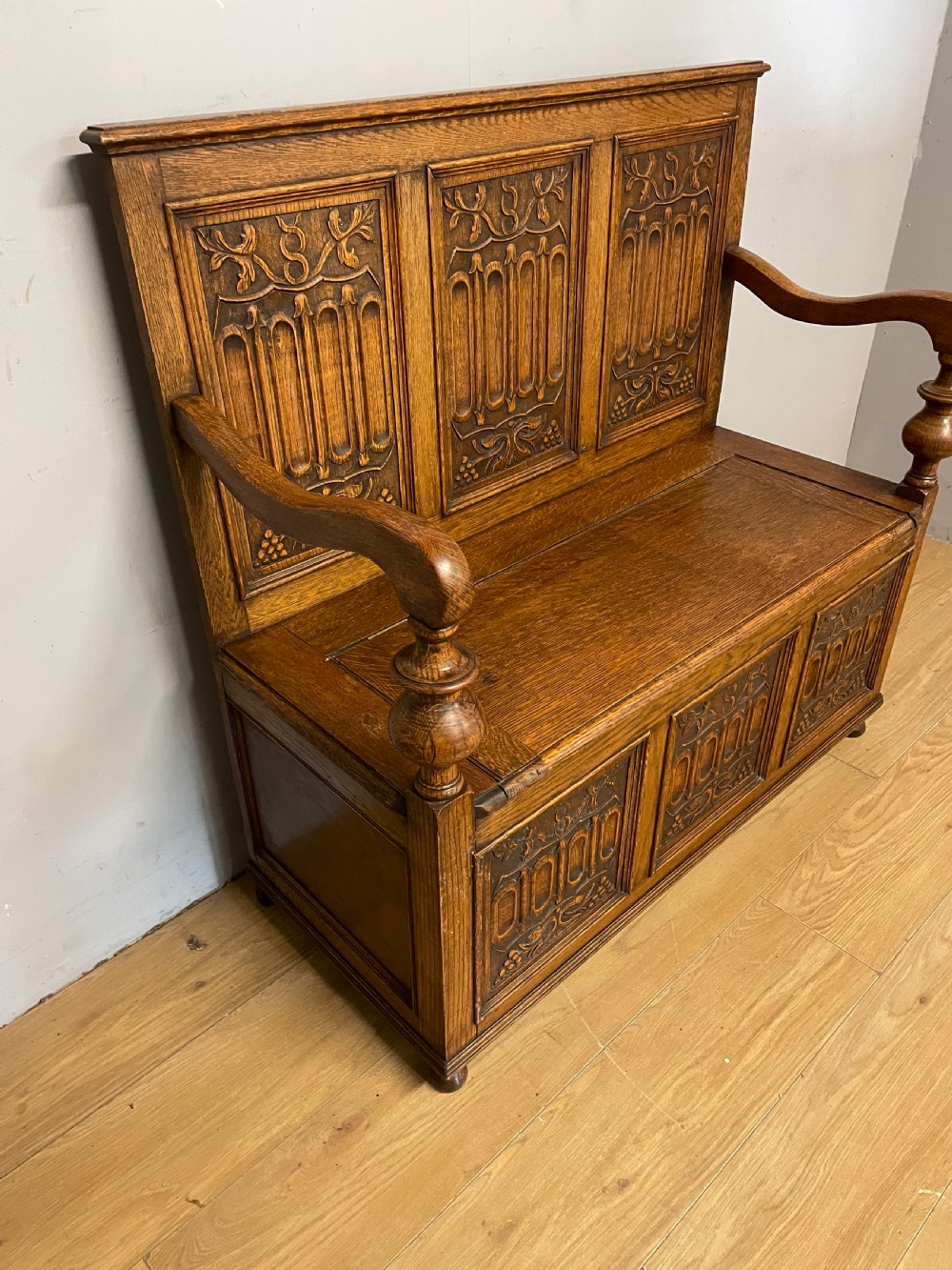 Arts and Crafts golden oak carved box settle  View IX