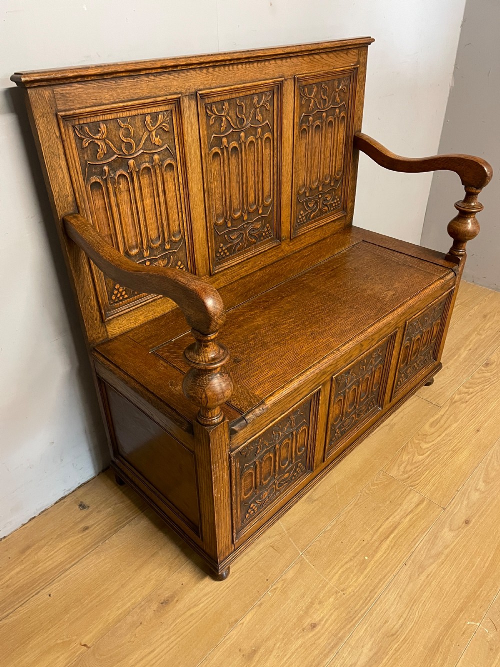 Arts and Crafts golden oak carved box settle  View X