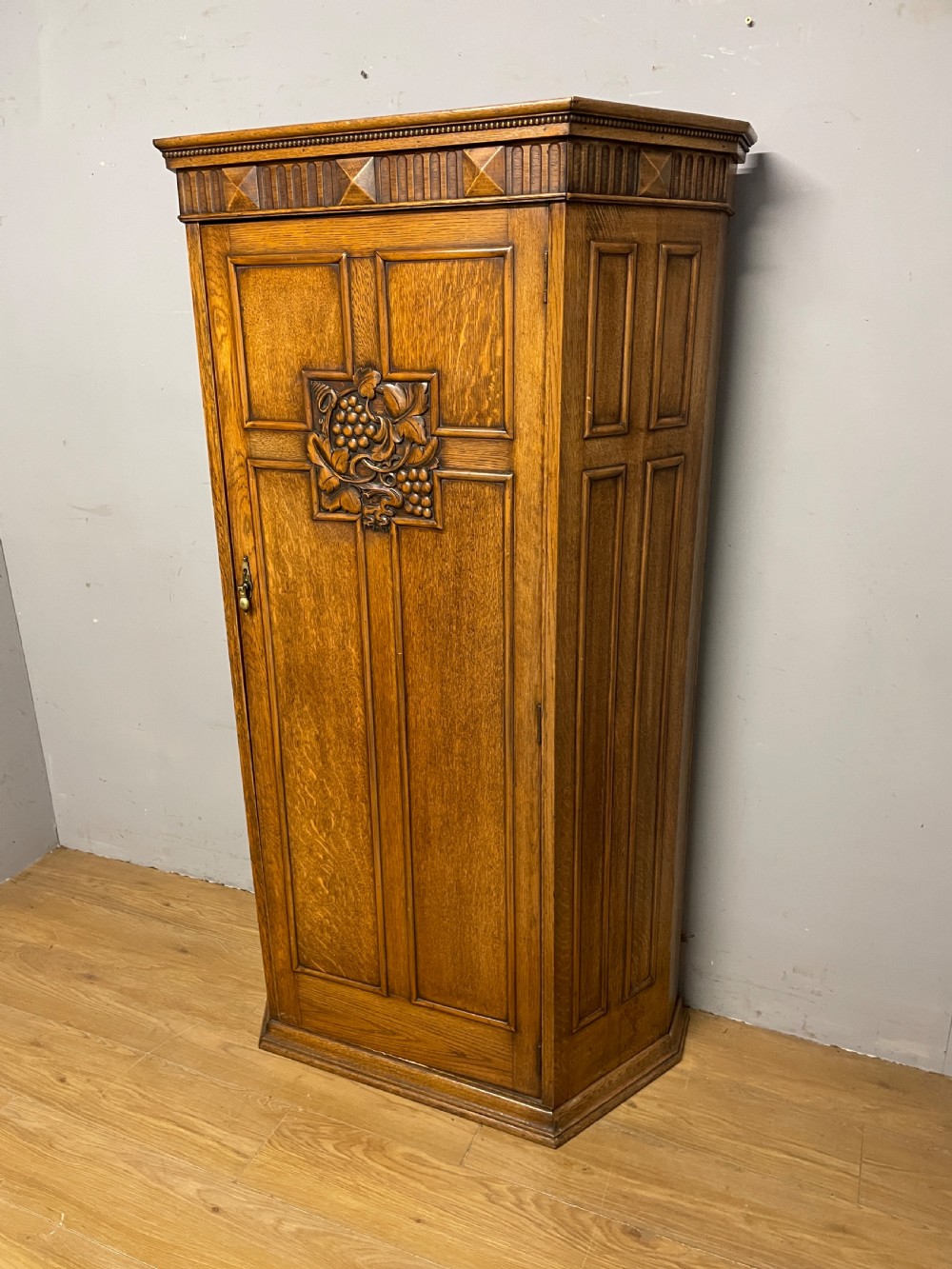 Arts and crafts golden oak hall cupboard  View X