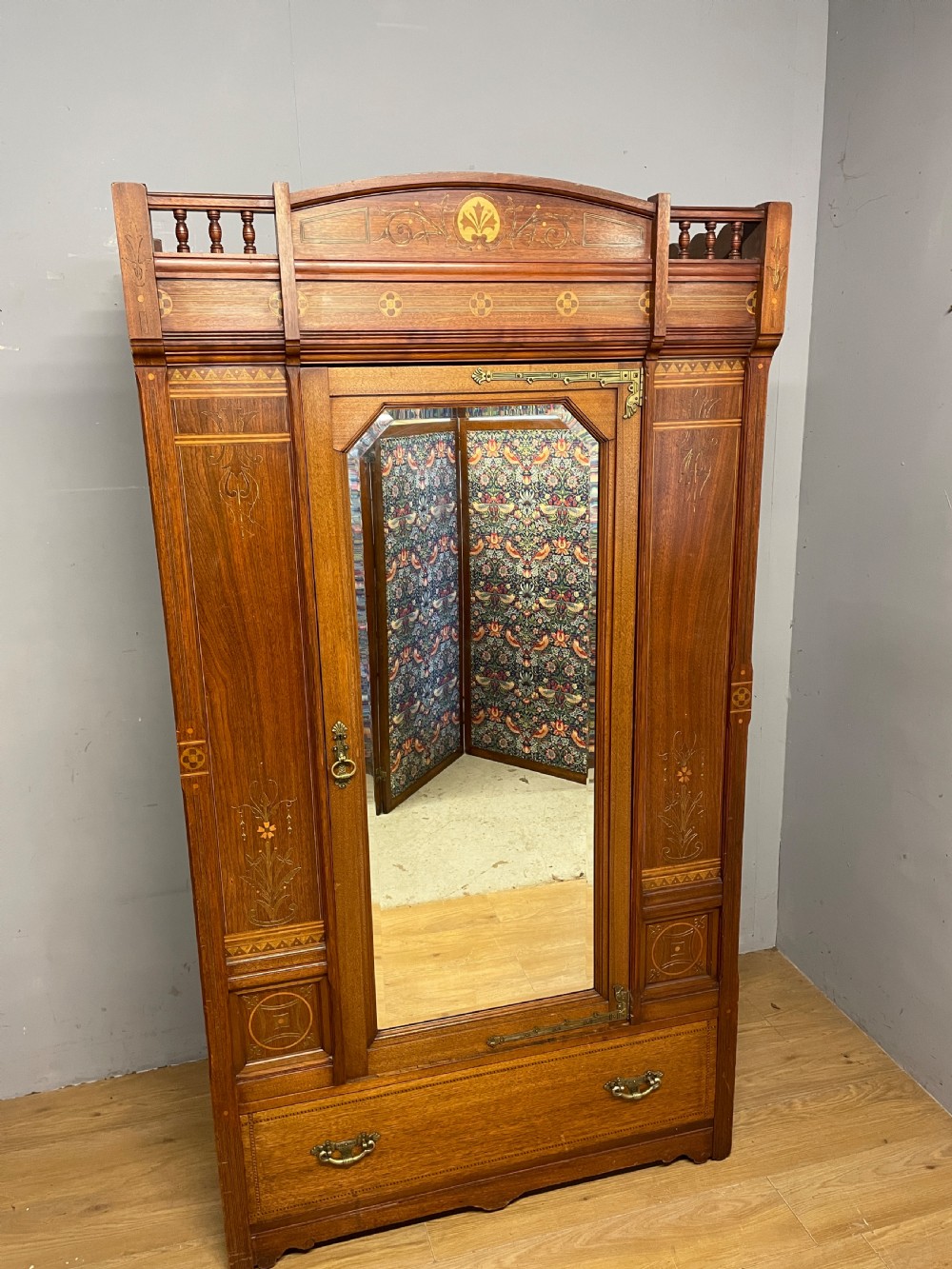 Arts and Crafts inlaid walnut wardrobe by Christopher Pratt Bradford  View XIII