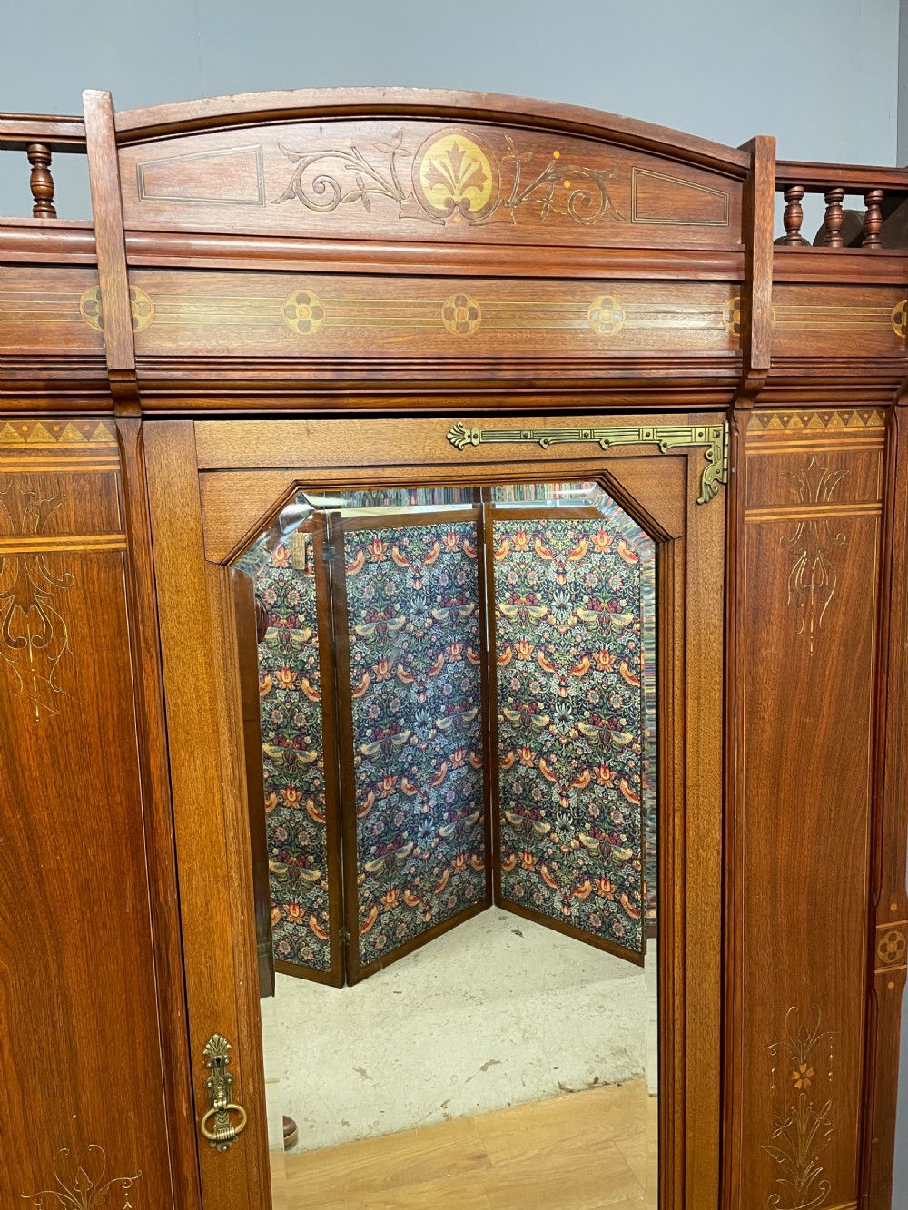 Arts and Crafts inlaid walnut wardrobe by Christopher Pratt Bradford  View XIV