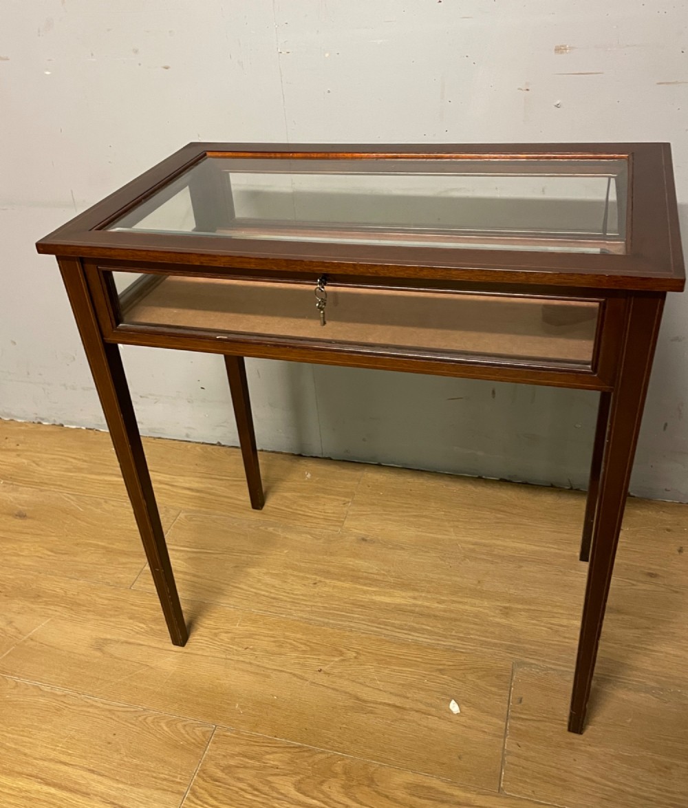 Mahogany bijouterie cabinet with inlay and two keys