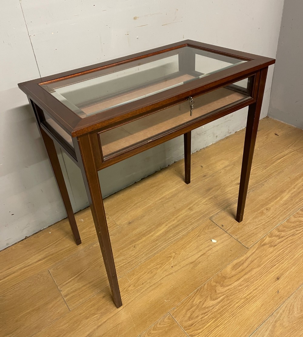 Mahogany bijouterie cabinet with inlay and two keys View II