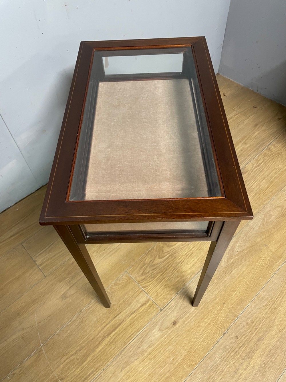 Mahogany bijouterie cabinet with inlay and two keys View III