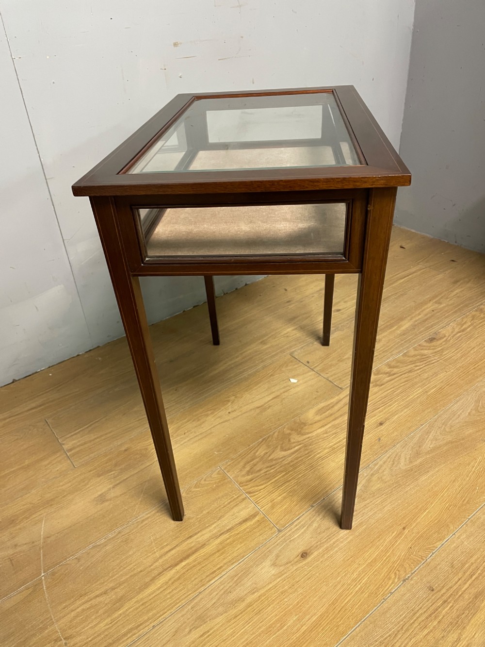 Mahogany bijouterie cabinet with inlay and two keys View IV