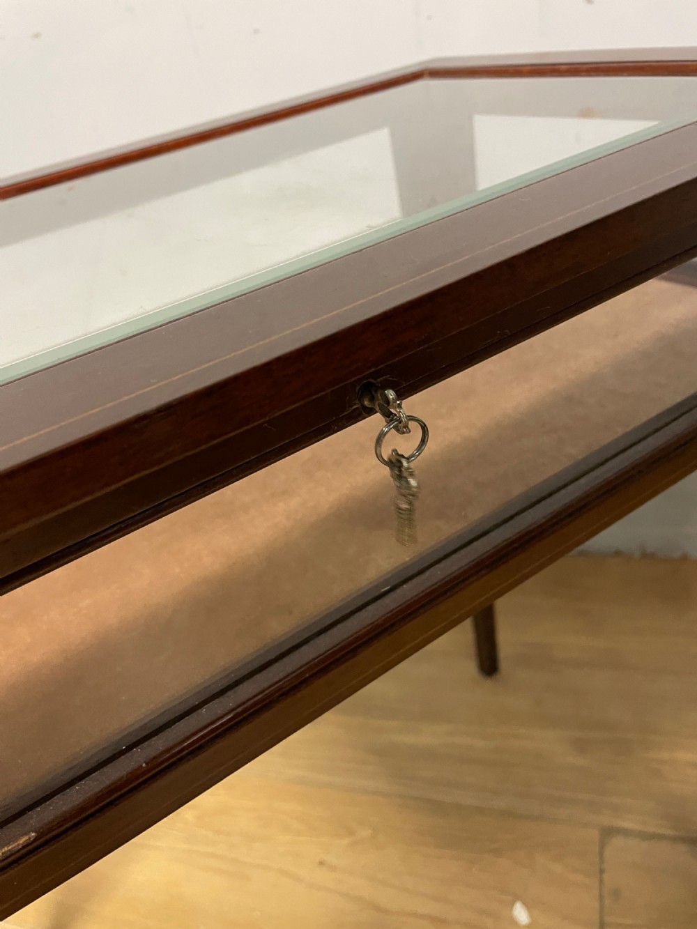 Mahogany bijouterie cabinet with inlay and two keys View V