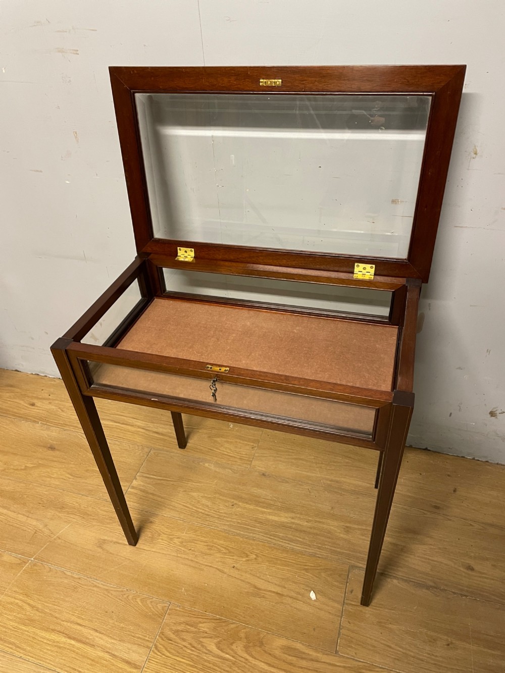 Mahogany bijouterie cabinet with inlay and two keys View VI