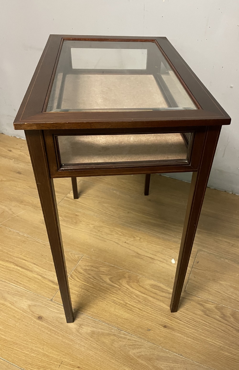 Mahogany bijouterie cabinet with inlay and two keys View VIII