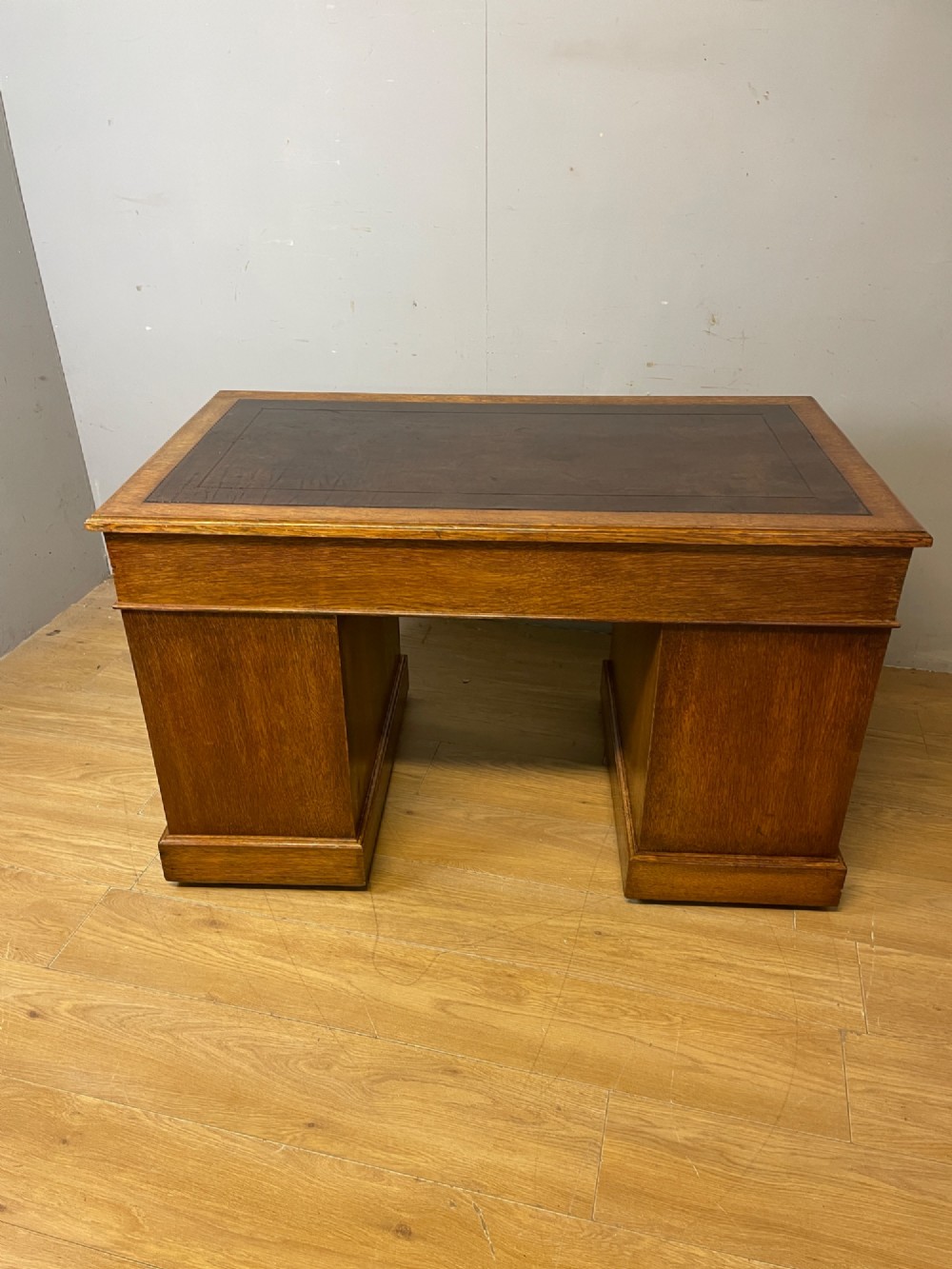 Arts and Crafts golden oak three part desk with inset leather top View XII