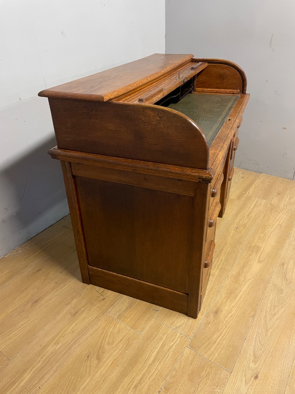 Edwardian golden oak roll top desk with tooled leather insert View VII