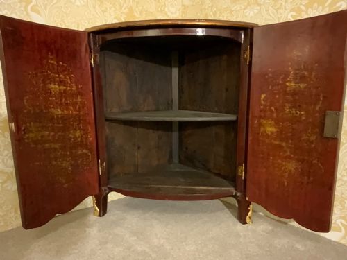 A RED LACQUERED CHINOISERIE CORNER CABINET - ADDITIONAL PHOTO 1