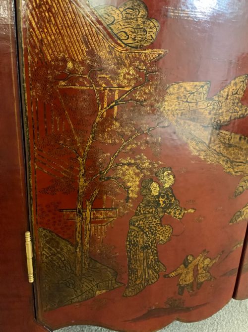 A RED LACQUERED CHINOISERIE CORNER CABINET - ADDITIONAL PHOTO 3