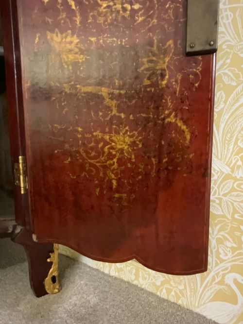 A RED LACQUERED CHINOISERIE CORNER CABINET - ADDITIONAL PHOTO 4