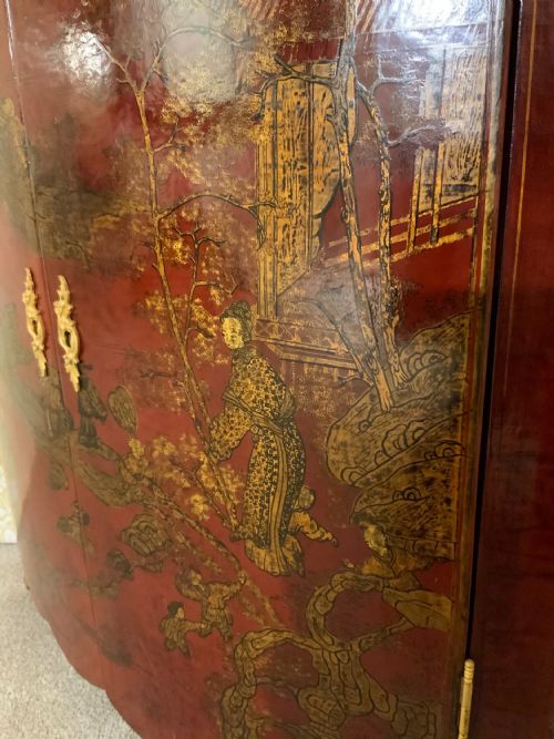A RED LACQUERED CHINOISERIE CORNER CABINET - ADDITIONAL PHOTO 5