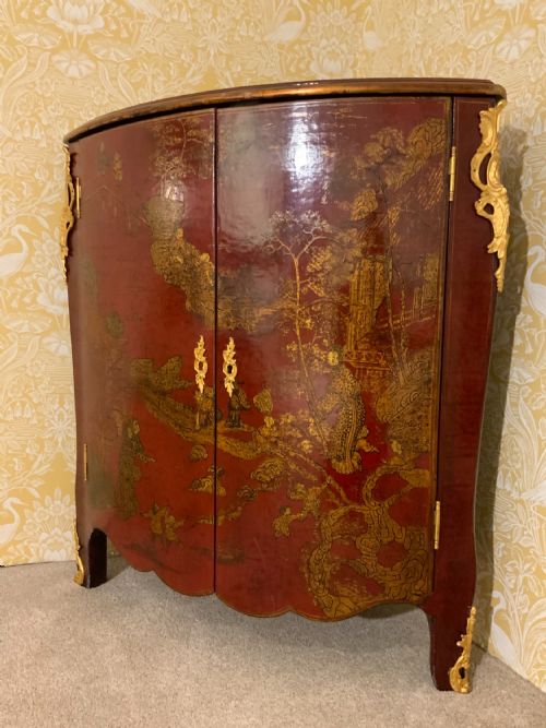 A RED LACQUERED CHINOISERIE CORNER CABINET - ADDITIONAL PHOTO 6