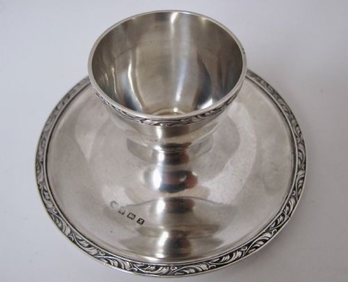EXCELLENT GEORGE VI SILVER EGG CUP AND BASE GOLDSMITHS SILVERSMITHS CO LTD BIRMIGHAM1947