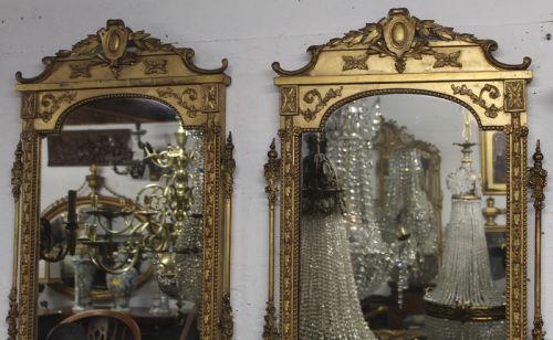 A PAIR OF GILT MIRRORS - ADDITIONAL PHOTO 1