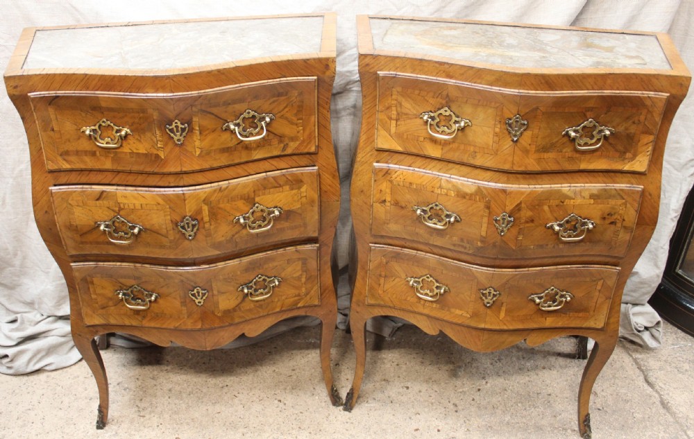 Pair petite commodes