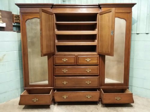 fig 2. ANTIQUE WARING AND GILLOWS OAK BREAKFRONT TRIPLE WARDROBE COMPACTUM C1900