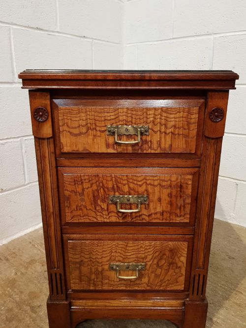 fig 1. ANTIQUE PAIR OF VICTORIAN BURR OAK AND MAHOGANY BEDSIDE CHESTS OF DRAWERS C1880