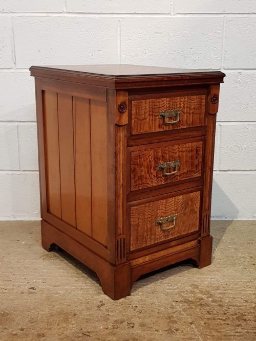 fig 2. ANTIQUE PAIR OF VICTORIAN BURR OAK AND MAHOGANY BEDSIDE CHESTS OF DRAWERS C1880