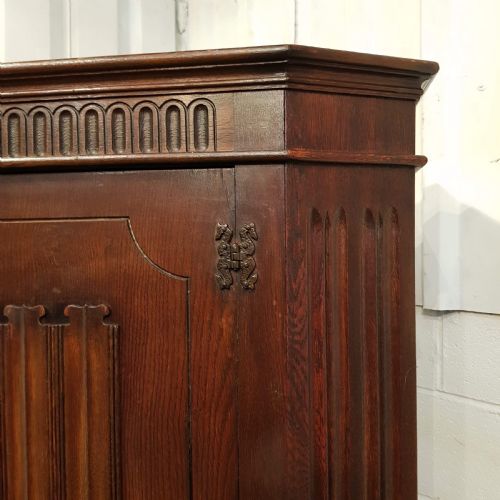 fig 2. ANTIQUE TUDOR OAK HALL ROBE C1920