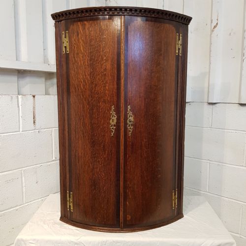 fig 1. ANTIQUE 18TH CENTURY PERIOD OAK & MAHOGANY BOW FRONT CORNER CABINET C1780