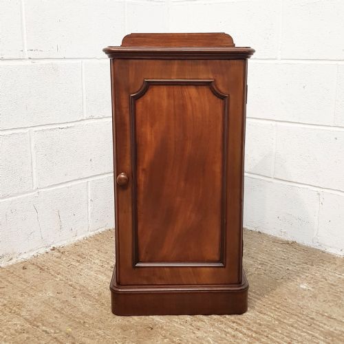 fig 2. ANTIQUE VICTORIAN MAHOGANY BEDSIDE. ABINET C1880