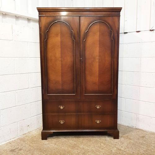 fig 1. ANTIQUE WALNUY LOW FITTED COMBINATION WARDROBE C920
