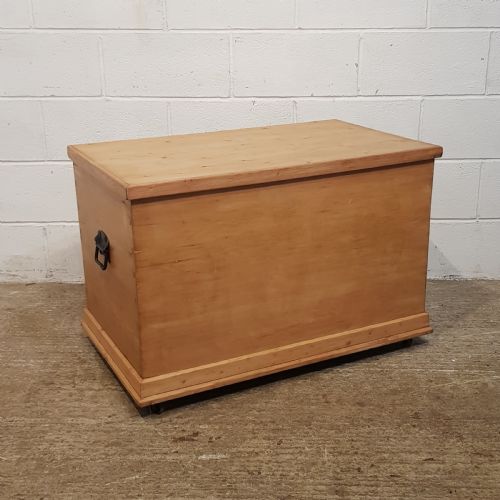 fig 2. ANTIQUE VICTORIAN PINE BLANKET BOX C1880