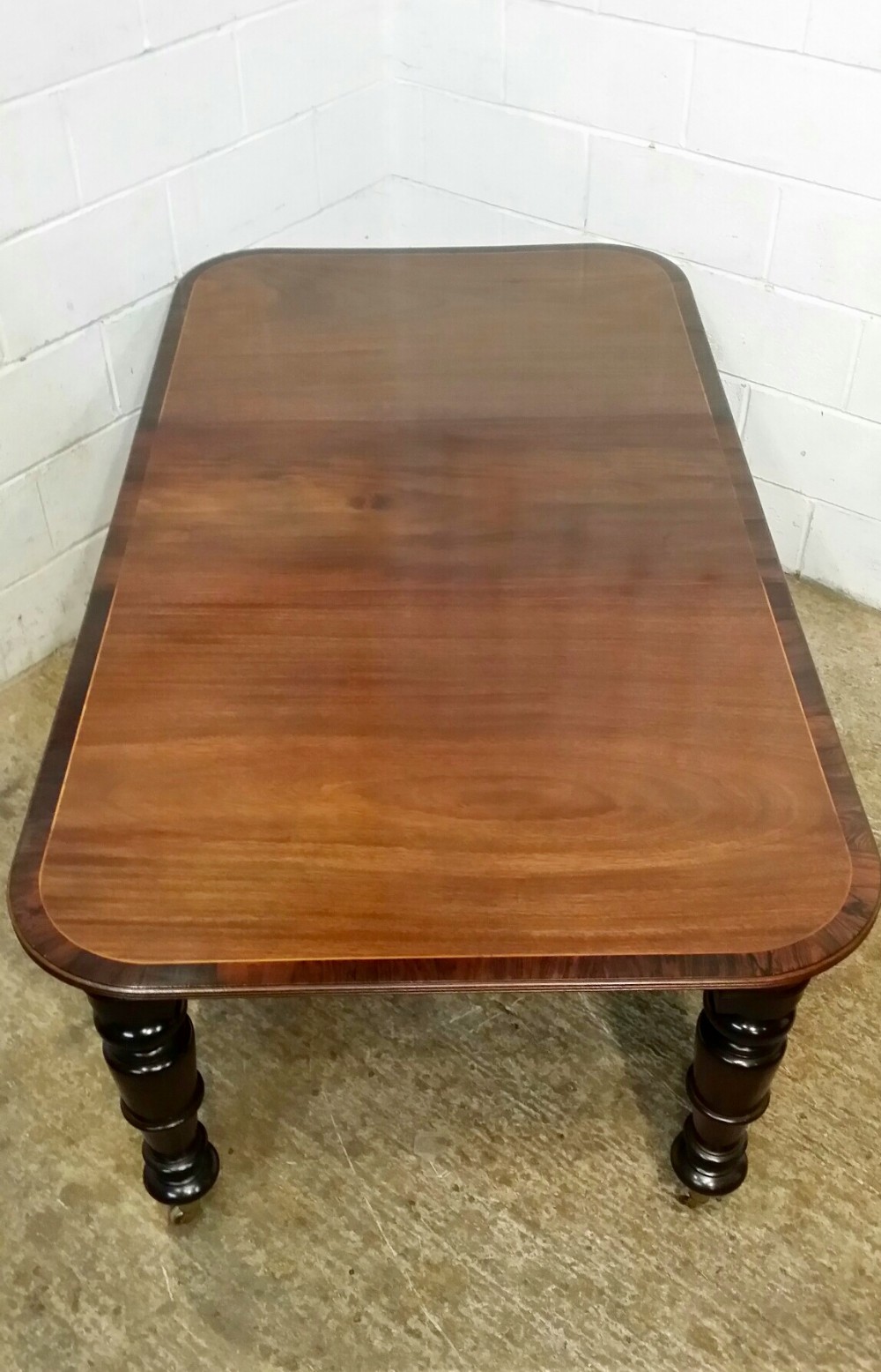 ANTIQUE VICTORIAN MAHOGANY DINING TABLE WITH ROSEWOOD BANDING C1880