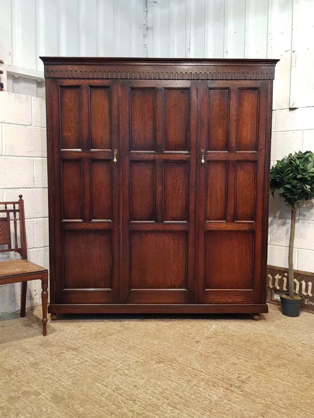 ANTIQUE EDWARDIAN OAK TRIPLE WARDROBE BY WARING & GILLOW C1900