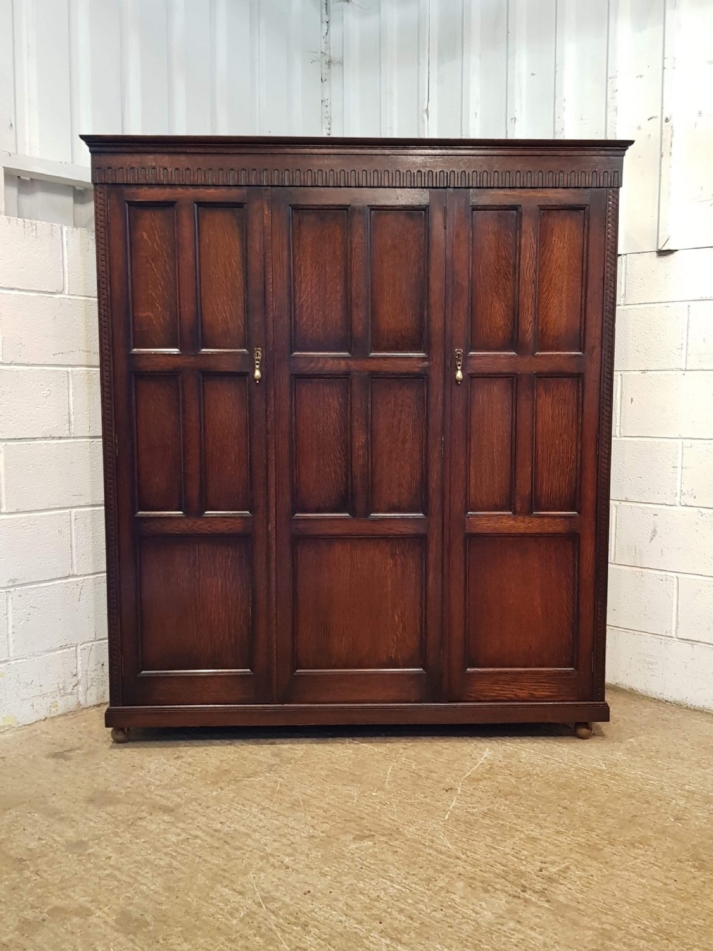 ANTIQUE EDWARDIAN OAK TRIPLE WARDROBE BY WARING & GILLOW C1900 View V