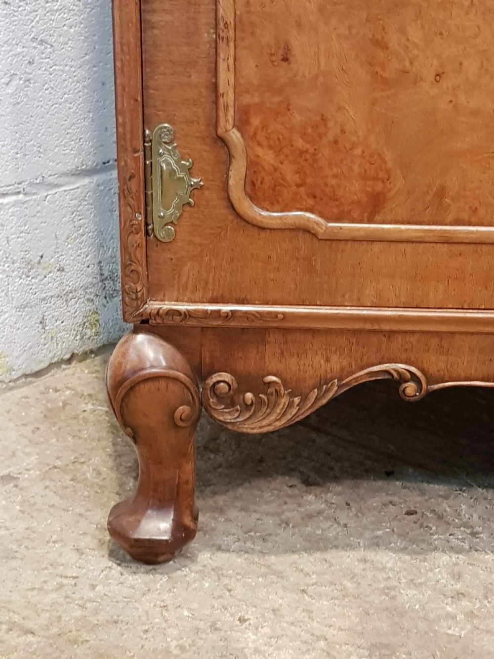 ANTIQUE QUEEN ANNE BURR WALNUT TRIPLE WARDOBE C1920 View V