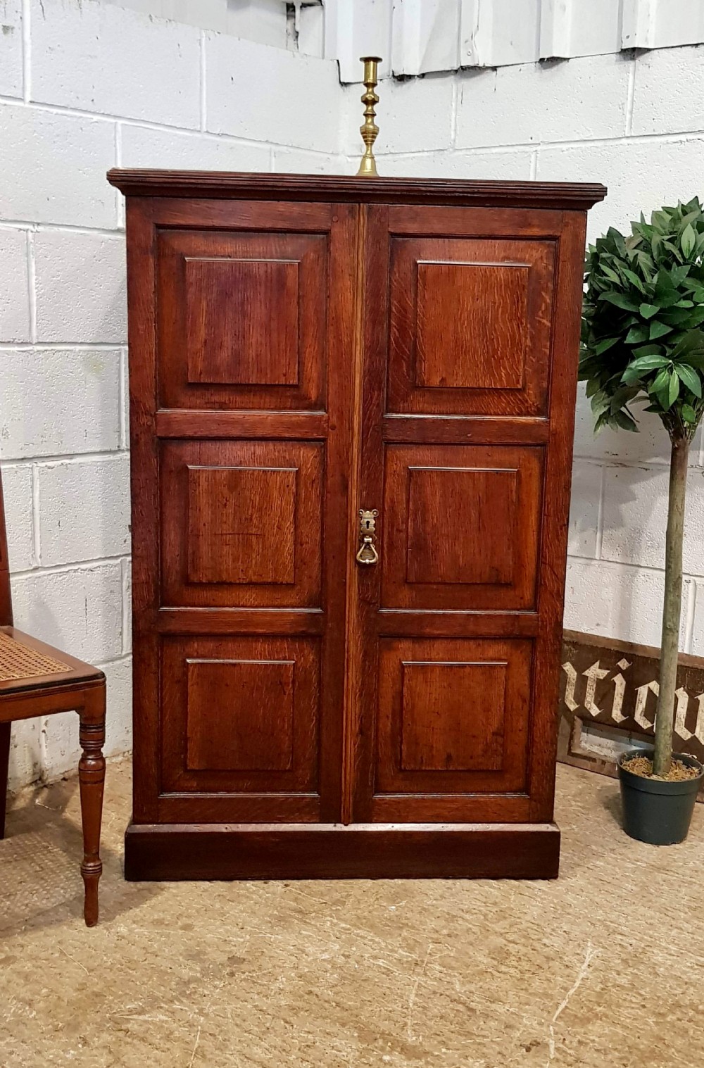 AMTIQUE VICTORIAN PANELLED OAK CUPBOARD C1880