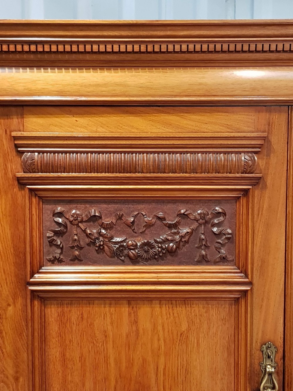 ANTIQUE LATE VICTORIAN WALNUT TRIPLE WARDROBE BY MARSH JONES & CRIBB C1890 View III