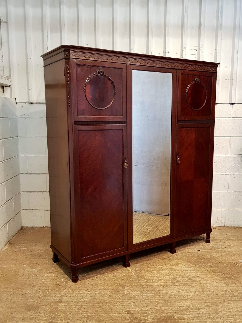 ANTIQUE EDWARDIAN MAHOGANY TRIPLE WARDROBE C1900 View III