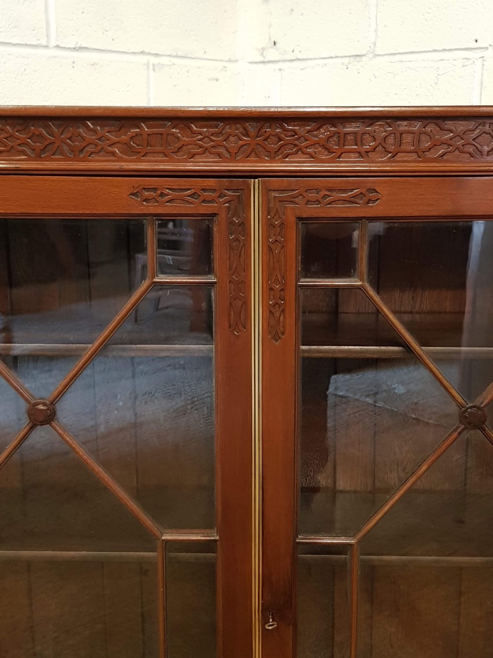 ANTIQUE EDWARDIAN CHIPPENDALE MAHOGANY ASTRAGAL GLAZED BOOKCASE C1900 View II