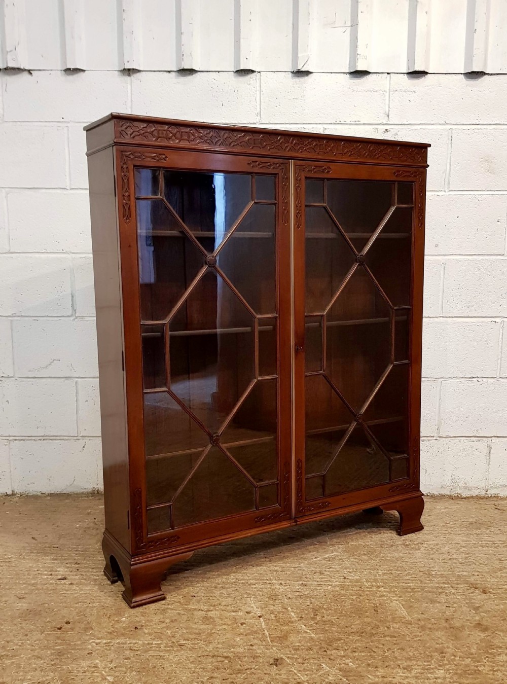 ANTIQUE EDWARDIAN CHIPPENDALE MAHOGANY ASTRAGAL GLAZED BOOKCASE C1900 View V