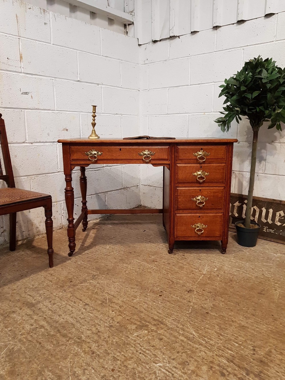 ANTIQUE LATE VICTORIAN OAK SINGLE PEDASTAL DESK C1890