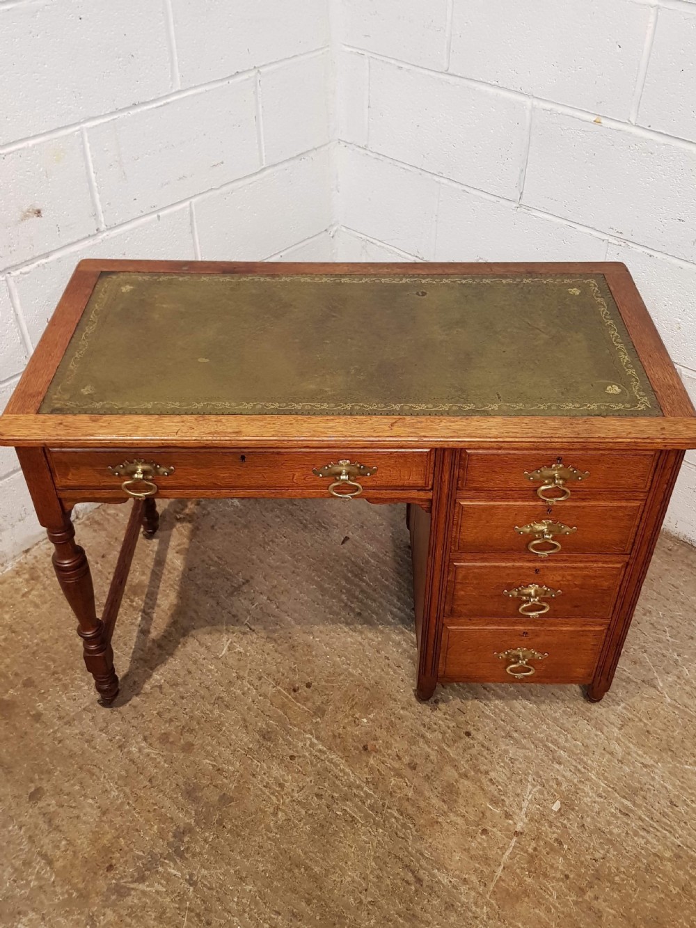 ANTIQUE LATE VICTORIAN OAK SINGLE PEDASTAL DESK C1890 View III