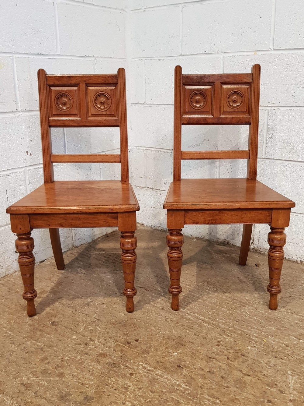 ANTIQUE PAIR GOLDEN OAK ARTS & CRAFTS HALL CHAIRS C1900