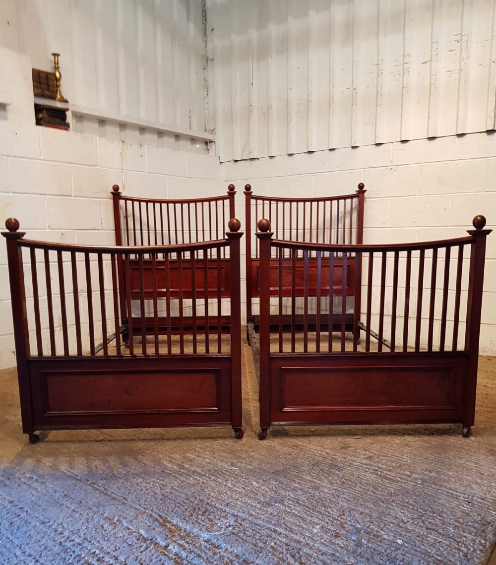 ANTIQUE PAIR LATE VICTORIAN PLUM PUDDING MAHOGANY SINGLE BEDS C1890