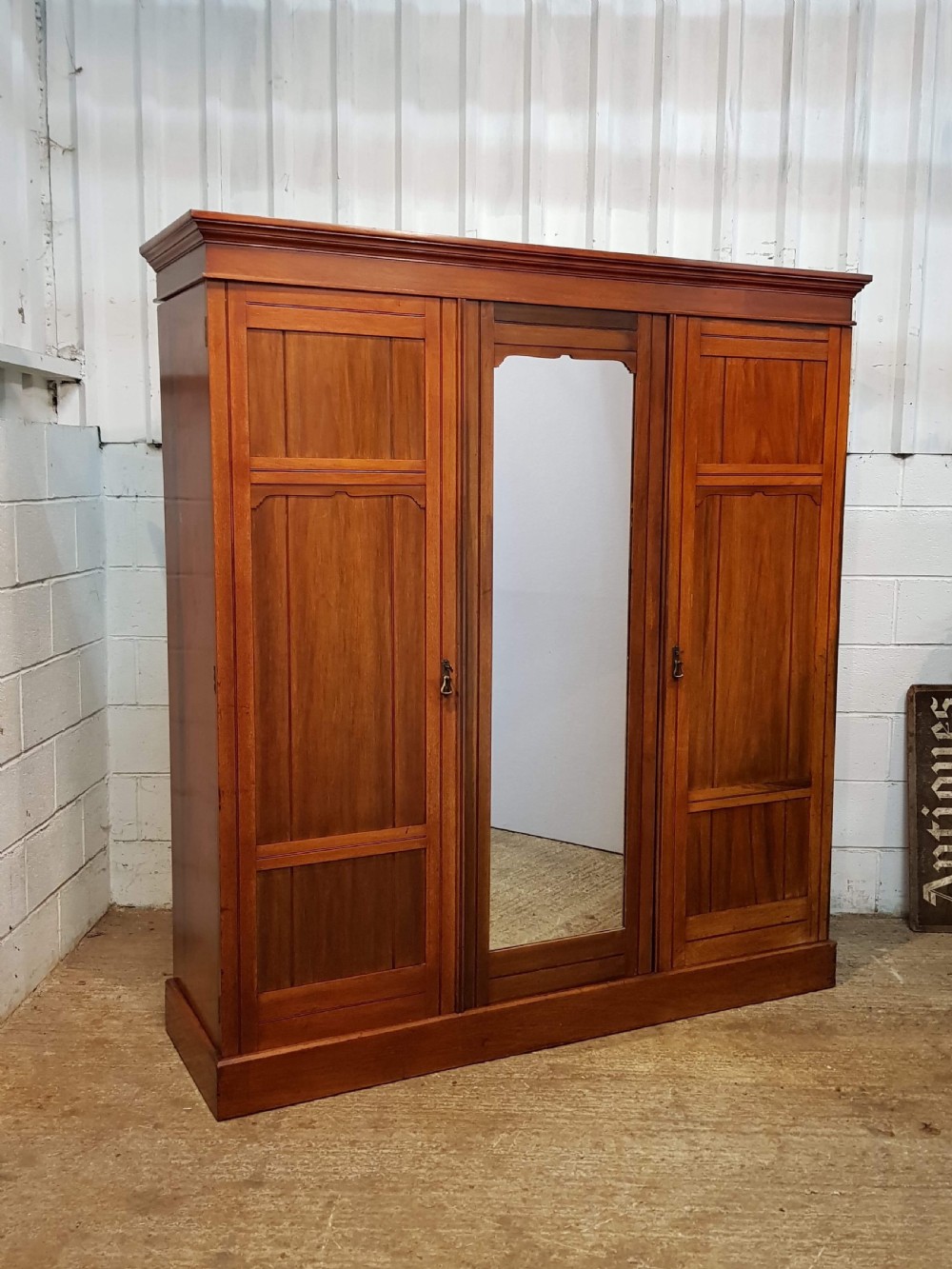 ANTIQUE LATE VICTORIAN MAHOGANY TRIPLE WARDROBE COMPACTUM C1890 View III