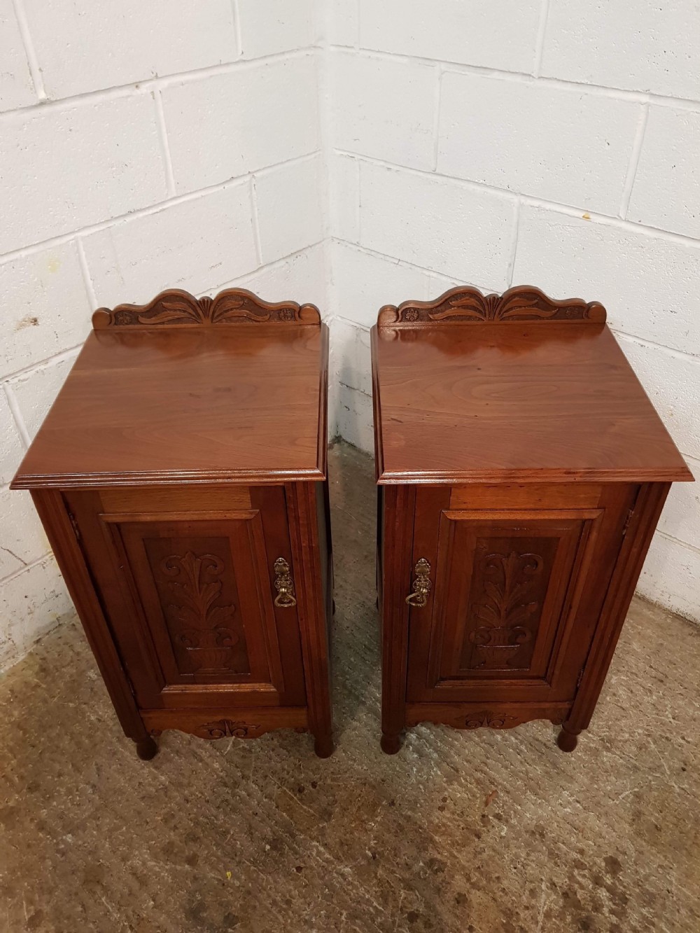 ANTIQUE PAIR ART NOUVEAU WALNUT BEDSIDE CABINETS C1890 View III