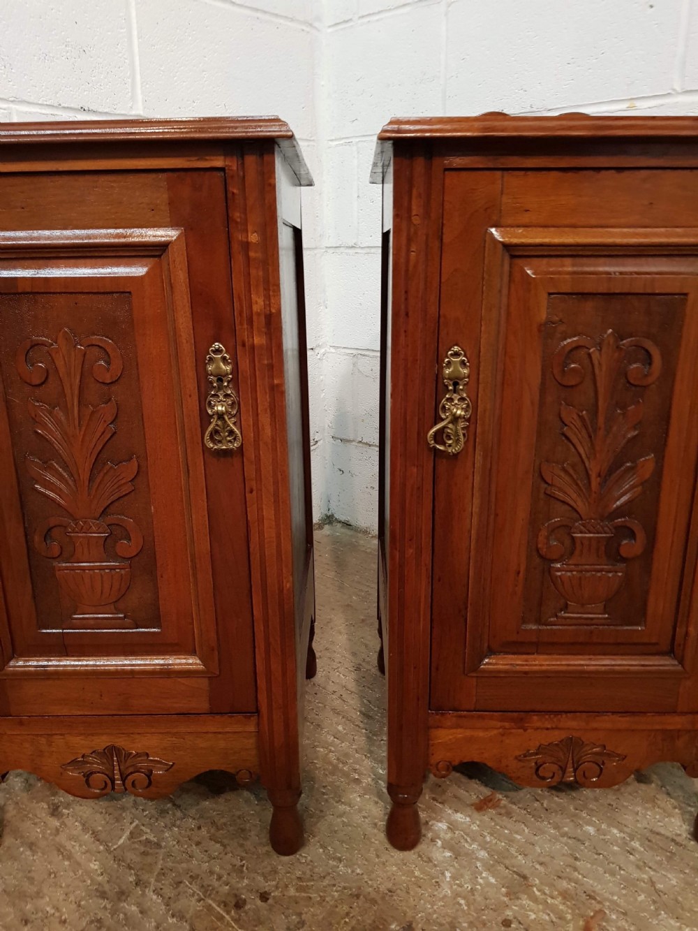 ANTIQUE PAIR ART NOUVEAU WALNUT BEDSIDE CABINETS C1890 View V