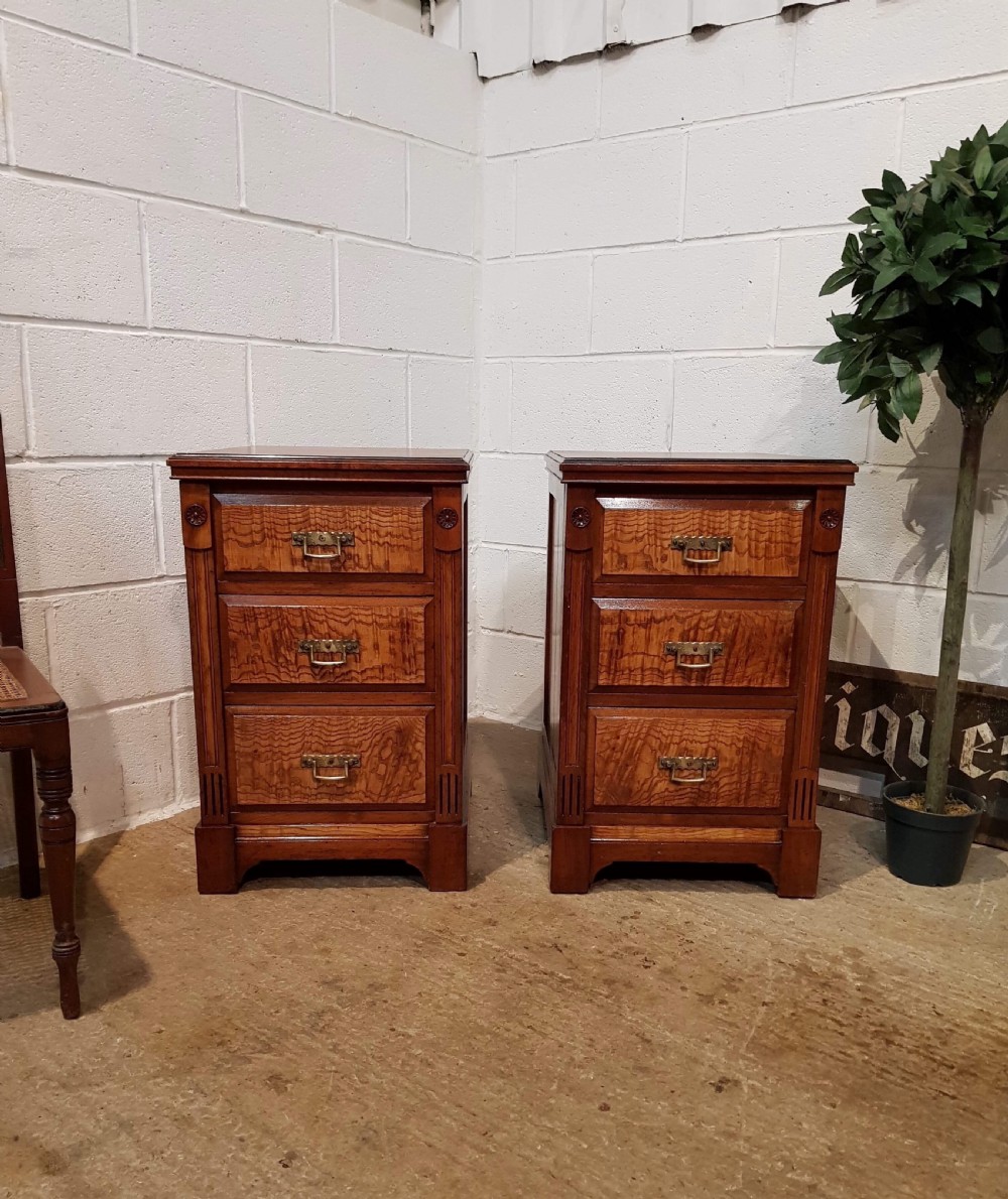 ANTIQUE PAIR OF VICTORIAN BURR OAK AND MAHOGANY BEDSIDE CHESTS OF DRAWERS C1880